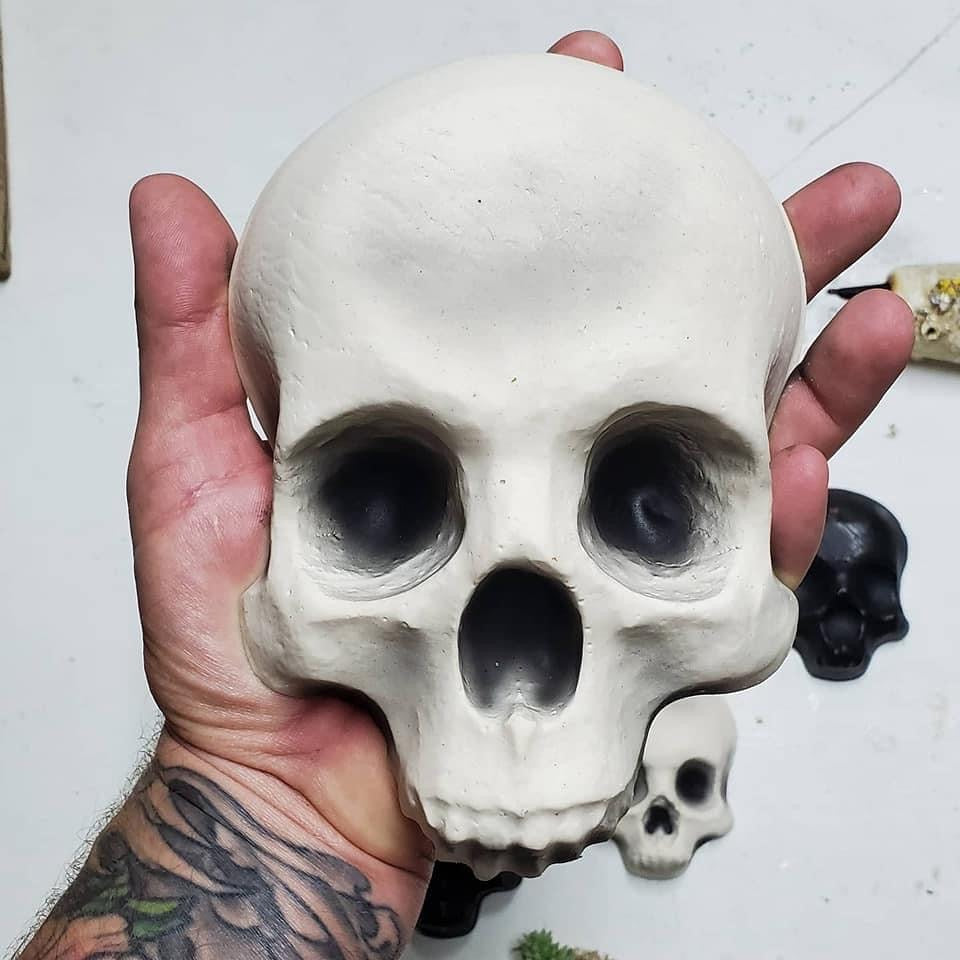 Skull 8" Mold