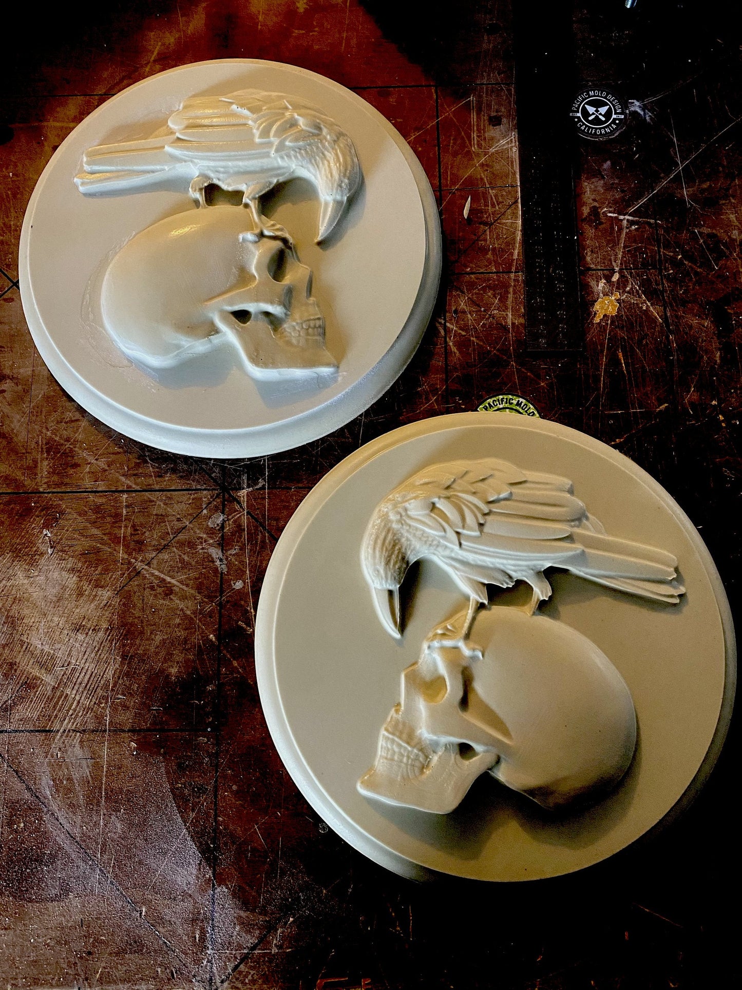 Raven Skull 12" Plaque Set